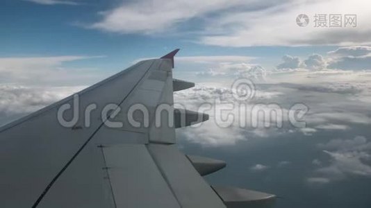 飞机的飞行水平，在蓝天和纹理体积云的背景下。 从视频