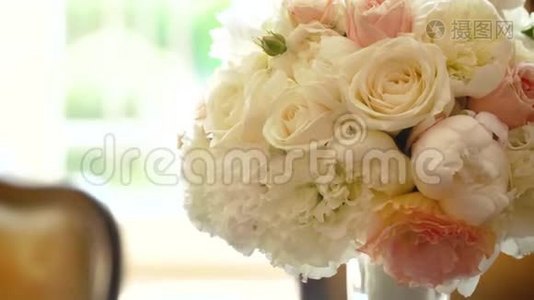 美丽的婚礼玫瑰花，新娘的婚礼花束视频