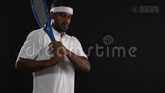 疲惫的西班牙网球运动员准备击球，积极的生活方式，运动视频