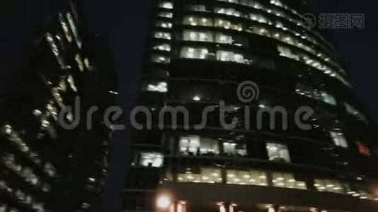 市金融区.. 摩天大楼。 从下面观看旋转之夜视频
