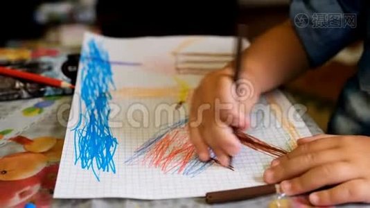 快乐的孩子用纸笔画童话人物视频