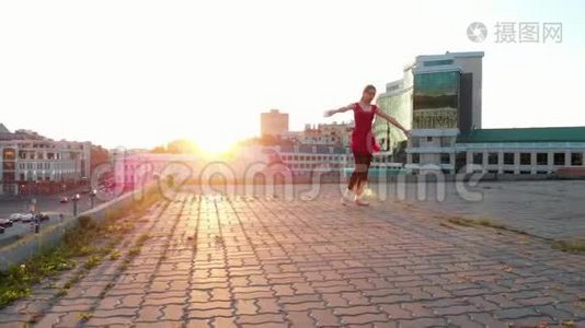 年轻女子芭蕾舞演员在屋顶上训练她的舞蹈-灿烂的日落视频