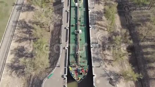 一艘满载石油的货船驶离伏尔加-顿航运运河的第一个船闸。 伏尔加格勒。 俄罗斯视频
