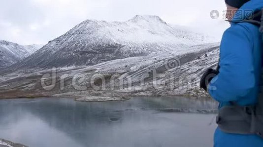 一个人带着背包沿着山区路线旅行。 他遇到美丽的风景，欣赏美丽的风景。 牵头视频