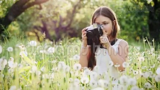 十二岁的女摄影师拍摄大自然的照片视频
