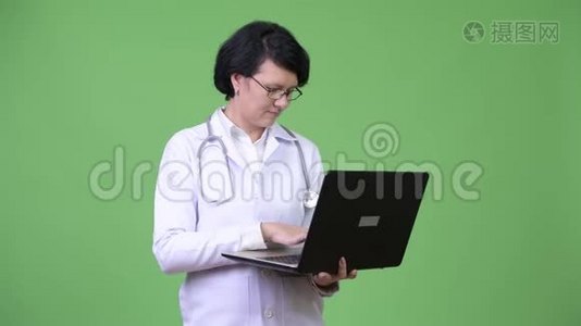 漂亮的女医生用笔记本电脑做短发视频