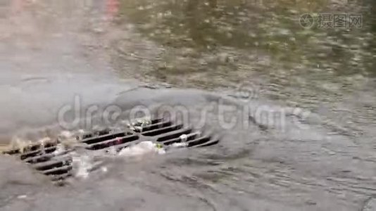 暴雨排水，雨水在城市中流动。视频