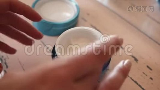 白种人女人用食指蘸取化妆霜视频