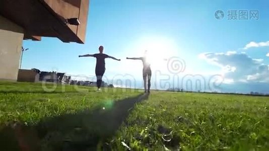 两名女子体操运动员在夏季日落时同时锻炼视频