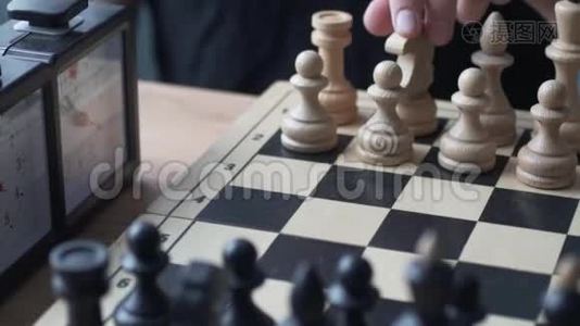 象棋。 男人`他的手在和白骑士做动作视频