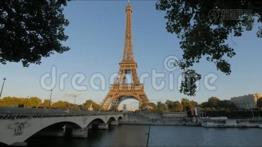 巴黎塞纳河上埃菲尔铁塔和一座桥的景色视频