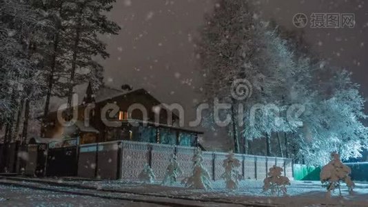 房子在冬林中，美丽的冬夜景观与降雪视频