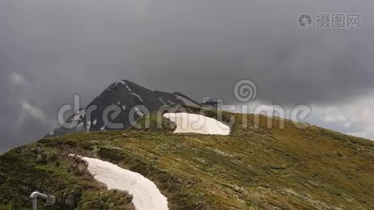 快速移动的云在rozakutor山顶的全景视频