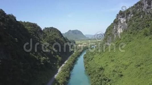 沿河道的上游运动，从峡谷到山谷视频