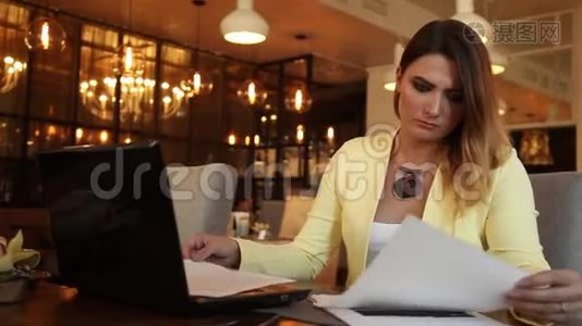 商务女性穿着商务服装检查工作文件。 商业风格。 高清。视频