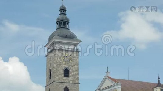 在欧洲古老的小城市里有市政厅钟的塔楼，近景在天空中视频