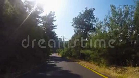 在阳光明媚的夏天，汽车在山林道路上转弯视频