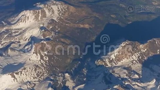 在阿尔卑斯山山脉和高山小镇的山谷中飞翔视频