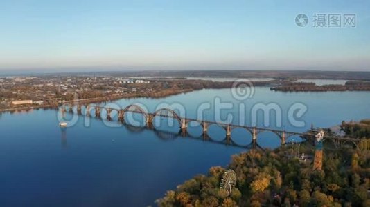 登尼普罗市第聂伯河上铁路大桥秋季景观鸟瞰图。视频