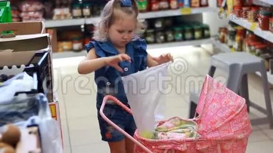 商店里的女孩子买东西。 母亲带着孩子买水果。视频