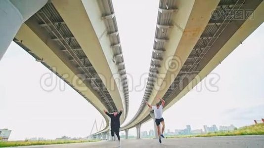 两个年轻人在桥下表演杂技视频