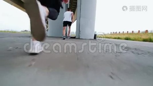两个人在桥下跑，跳了起来视频