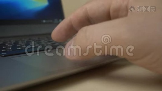 触摸板和键盘上的人类手指视频