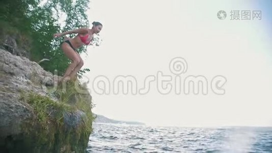 女孩在水中跳跃，动作缓慢视频