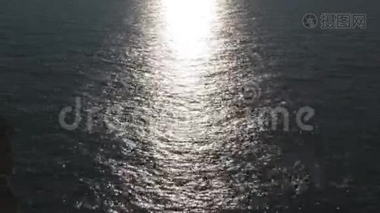 大海中太阳的倒影..视频