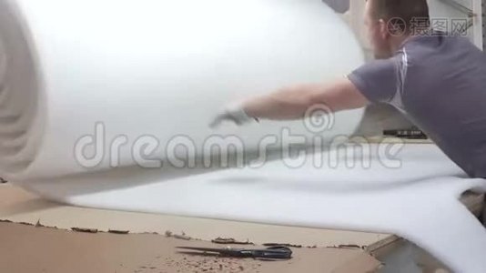 人切割做家具视频