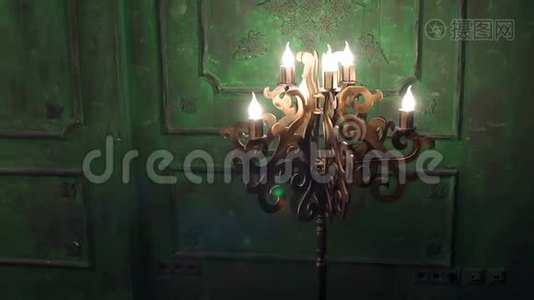 旧的老式吊灯与灯的背景绿色复古墙。视频
