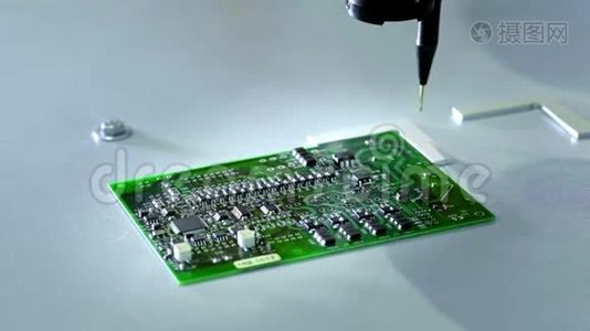 电子电路的机械创造过程.. 创建一个电子板。 金属针将芯片固定在视频