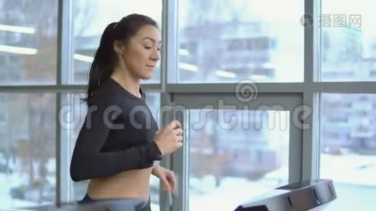健身理念。 健身房跑步机上美女的特写镜头视频
