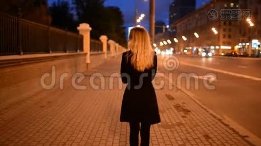 晚上在街上的年轻女子。视频