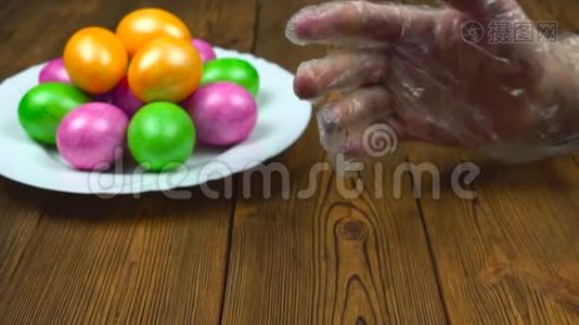 基督教的传统，在复活日或帕斯卡期间用煮熟的鸡蛋着色，为宗教做准备视频