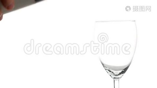 红酒倒入白葡萄酒的酒杯中视频