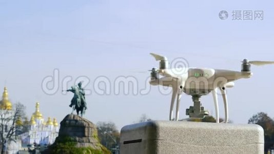 无人机在纪念碑前起飞视频