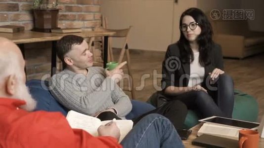 年轻女子在心理学家`接待处与丈夫交谈视频