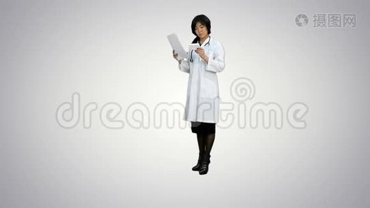 友好的亚洲医生女性，在白色背景下处理文件和新药片视频