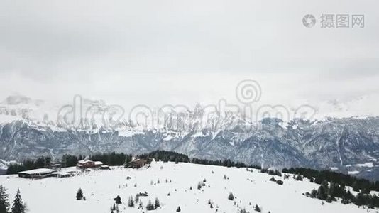 瑞士的贫民窟。 雪山。 美丽的风景。视频