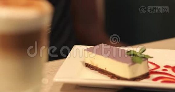 一块漂亮的蛋糕躺在盘子里。视频