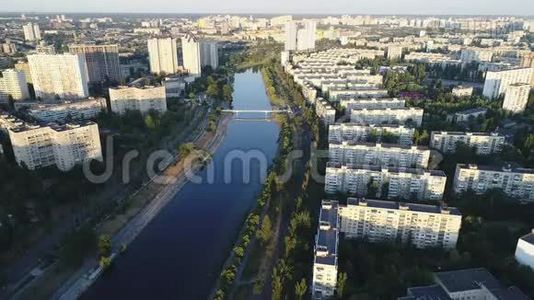 乌克兰基辅市中心的RusanovkaMassif和Rusanovsky频道的空中景观视频