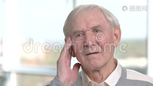 头痛得厉害的不高兴的老人。视频