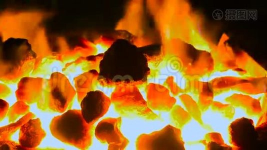 烧焦的煤在一个靠近的锻炉里燃烧视频