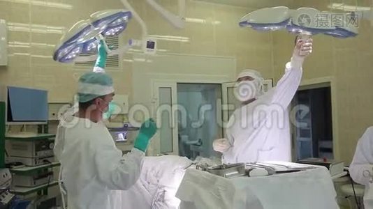 外科医生在手术中直接照明视频