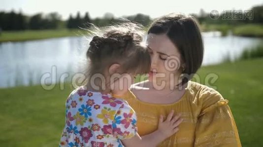 妈妈和特别的女儿接吻拥抱视频