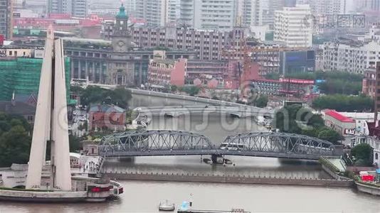 上海城市景观，几座桥梁在一条河上蔓延，上海，中国视频