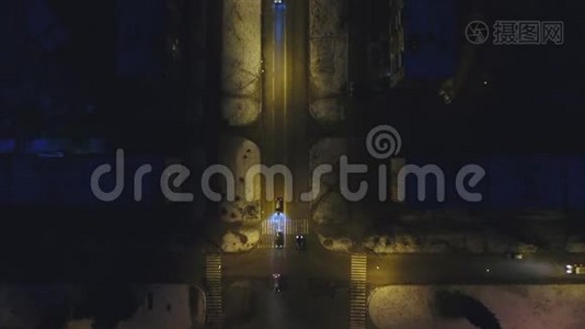 高清机空镜头拍摄晚城，特写镜头拍摄过十字路口的汽车视频