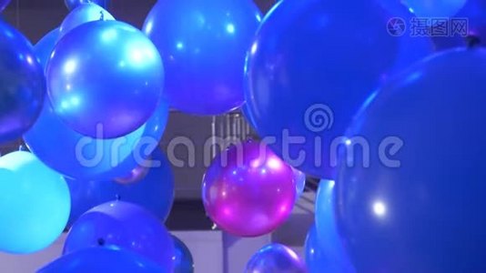 派对上的蓝色气球在夜总会的灯光下点燃音乐。 晚会理念、节日气氛视频