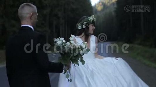 在路上结婚的情侣。 新郎带着一束鲜花去见新娘视频